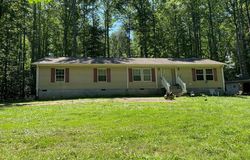 Pre-foreclosure in  EAGLES COVE RD Mineral, VA 23117