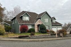 Pre-foreclosure in  SE 137TH DR Happy Valley, OR 97086