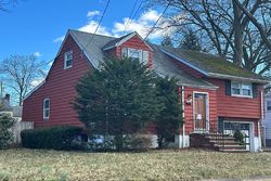 Pre-foreclosure in  WOODS AVE Bergenfield, NJ 07621