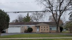 Pre-foreclosure in  HARMS RD Glenview, IL 60025