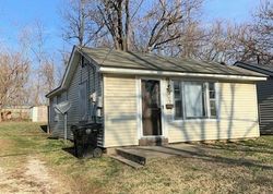 Pre-foreclosure in  LINCOLN AVE Louisville, KY 40213
