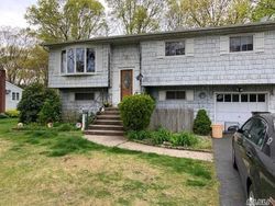 Pre-foreclosure in  BROOK ST Bay Shore, NY 11706