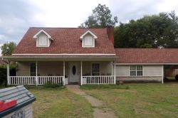 Pre-foreclosure in  ENGLEWOOD DR Tupelo, MS 38801