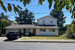 Pre-foreclosure in  SE LONG ST Portland, OR 97266