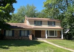 Pre-foreclosure in  OLD LN Waterford, MI 48327