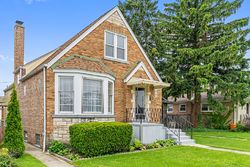 Pre-foreclosure in  W MELROSE ST Chicago, IL 60634