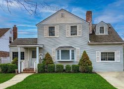 Pre-foreclosure Listing in 1ST ST MINEOLA, NY 11501