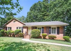 Pre-foreclosure in  KNOLLGATE DR Charlotte, NC 28212