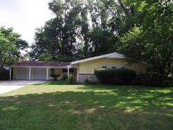 Pre-foreclosure in  LONDONDERRY LN Toledo, OH 43615