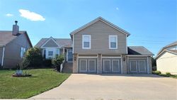 Pre-foreclosure in  NE HOLIDAY DR Lees Summit, MO 64064