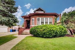 Pre-foreclosure in  S HONORE ST Chicago, IL 60620