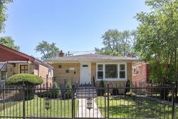 Pre-foreclosure in  S COTTAGE GROVE AVE Chicago, IL 60628