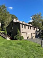 Pre-foreclosure in  HUNTINGTOWN RD Newtown, CT 06470