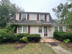 Pre-foreclosure in  SW WALNUT ST Blue Springs, MO 64015