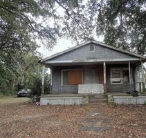 Pre-foreclosure in  BAKER DR Charleston, SC 29406