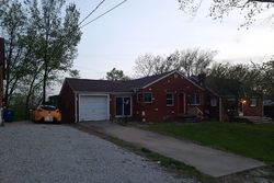 Pre-foreclosure in  BUENA VISTA AVE Alton, IL 62002