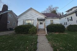 Pre-foreclosure in  S PEORIA AVE Dixon, IL 61021