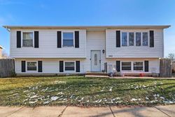 Pre-foreclosure in  GREENVIEW DR Waukegan, IL 60085