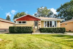 Pre-foreclosure in  ROSEMONT AVE Roselle, IL 60172