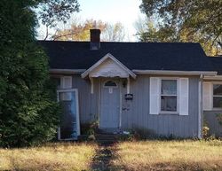 Pre-foreclosure in  LINCOLN AVE Flora, IL 62839