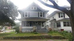 Pre-foreclosure in  WASHINGTON AVE SE Cedar Rapids, IA 52403