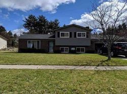 Pre-foreclosure in  RAVENGLASS RD Waterford, MI 48329