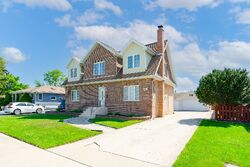 Pre-foreclosure in  NEWLAND AVE Burbank, IL 60459