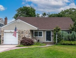 Pre-foreclosure Listing in TANNERS POND RD GARDEN CITY, NY 11530