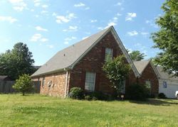 Pre-foreclosure in  LAKESIDE DR Olive Branch, MS 38654