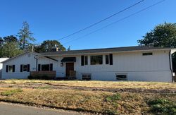 Pre-foreclosure in  NE CAMELIA DR Newberg, OR 97132