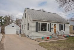 Pre-foreclosure in  VINE AVE SE Cedar Rapids, IA 52403