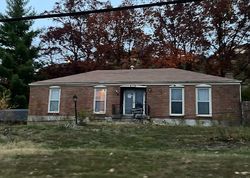 Pre-foreclosure in  CANDLELIGHT LN Louisville, KY 40214