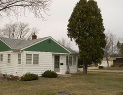 Pre-foreclosure in  N SEMINARY AVE Woodstock, IL 60098