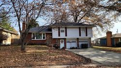 Pre-foreclosure in  S LESLIE AVE Independence, MO 64055
