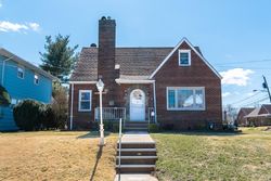 Pre-foreclosure in  ORCHARD TER Linden, NJ 07036