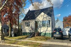 Pre-foreclosure in  W HAZELWOOD AVE Rahway, NJ 07065