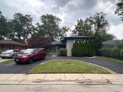 Pre-foreclosure in  SLEEPING BEAR RD Skokie, IL 60076