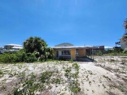 Pre-foreclosure in  VIA DE LUNA DR Gulf Breeze, FL 32561