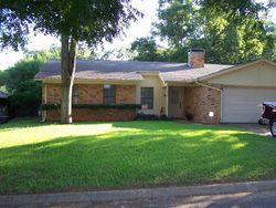 Pre-foreclosure in  RIDGEBROOK DR Arlington, TX 76015