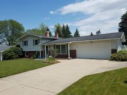 Pre-foreclosure in  HILTONIA DR Fort Wayne, IN 46819