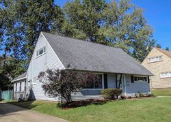 Pre-foreclosure in  SUTTON DR Cuyahoga Falls, OH 44221