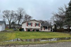 Pre-foreclosure in  DENVER AVE Waterford, MI 48328