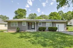 Pre-foreclosure in  E CHEYENNE DR Independence, MO 64056
