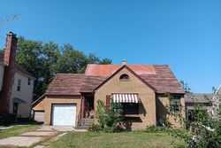 Pre-foreclosure in  5TH AVE Sterling, IL 61081