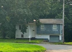 Pre-foreclosure in  HEATHER RD Hamden, CT 06518