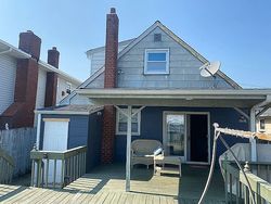 Pre-foreclosure in  W GRANADA AVE Lindenhurst, NY 11757