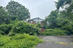 Pre-foreclosure in  HARBOR CREST CT Huntington, NY 11743