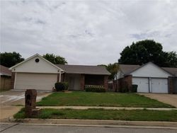 Pre-foreclosure in  VALLEY SPRING DR Arlington, TX 76018