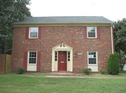 Pre-foreclosure in  OLD COURTHOUSE WAY UNIT A Newport News, VA 23608