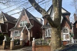 Pre-foreclosure in  202ND ST Saint Albans, NY 11412